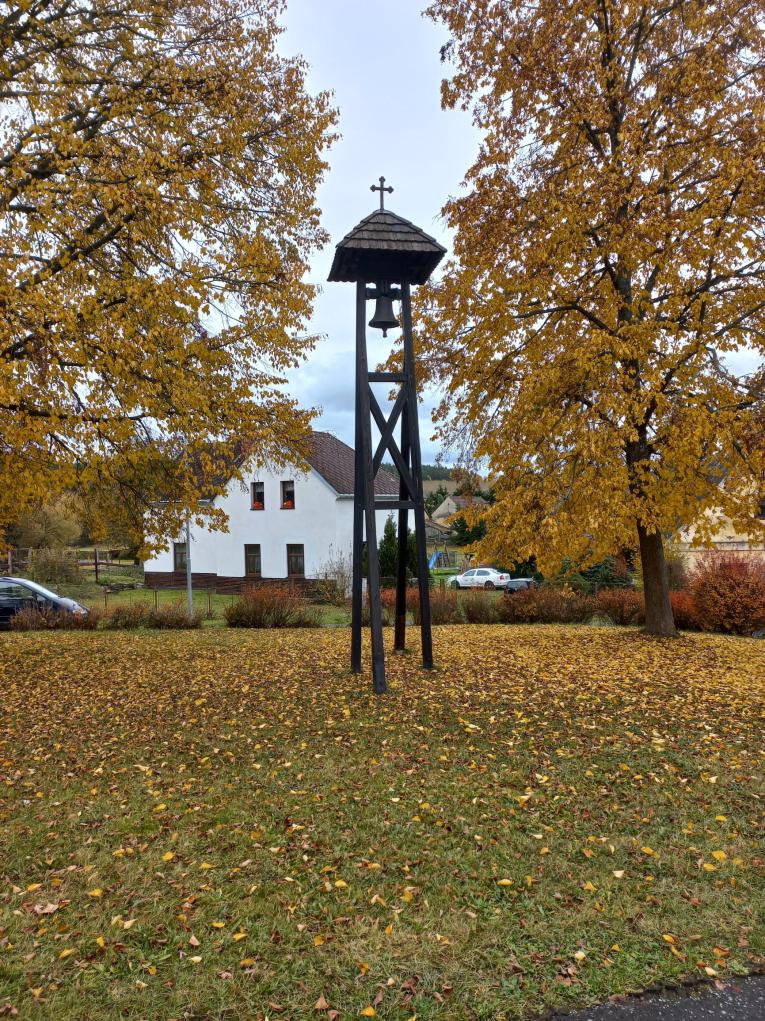 Bezemínská zvonice na podzim